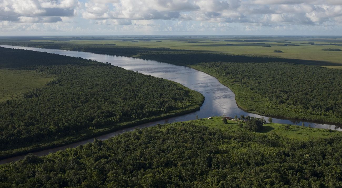 Imagem aérea de aldeia indígena no Oiapoque, Amapá.