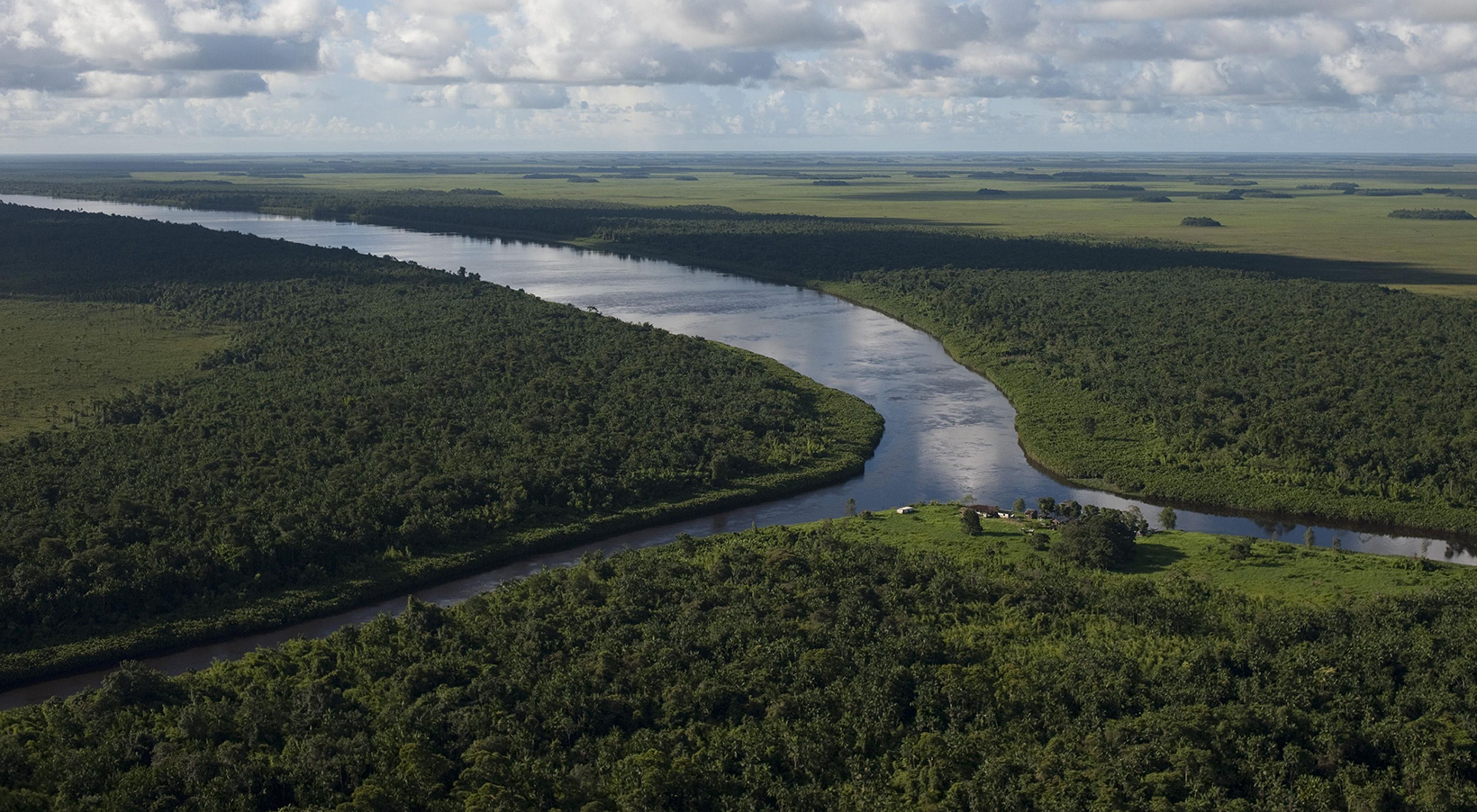 Imagem aérea de aldeia indígena no Oiapoque, Amapá. 