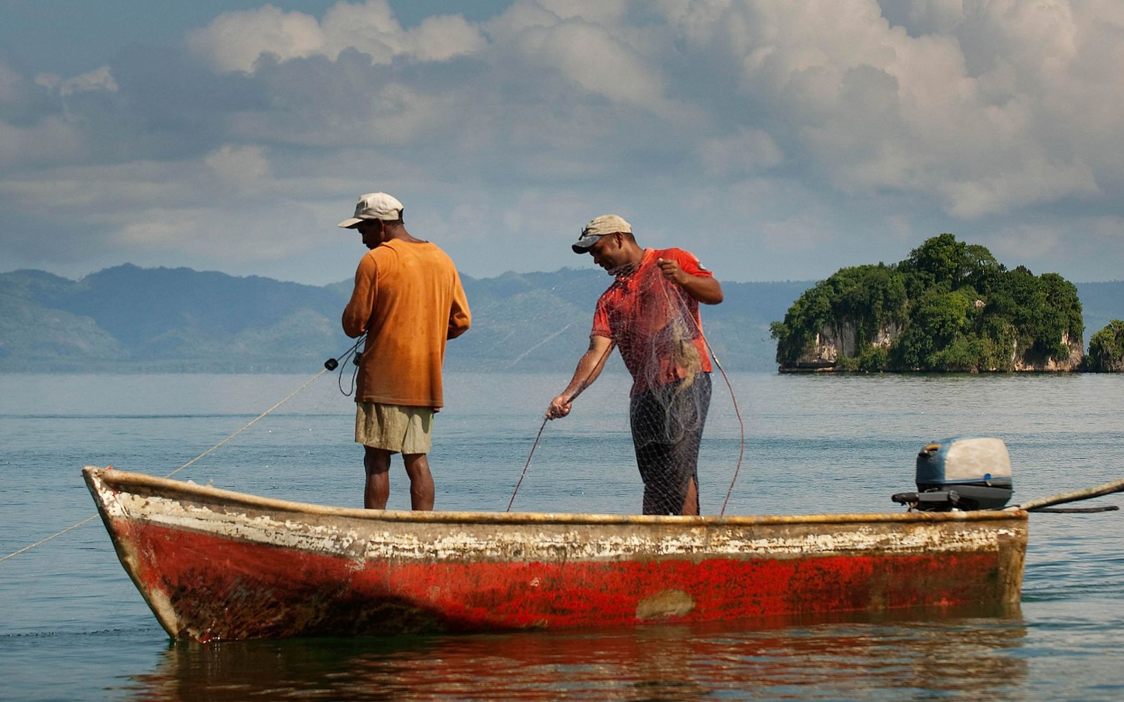 
                
                  fishers, Samaná Bay, DR Fishermen pull nets along the south coast of Samaná Bay in the Dominican Republic.
                  © Mark Godfrey/TNC
                
              