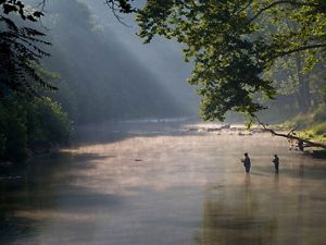 Dos pescadores dentro de un río