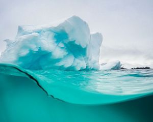 Vista por debajo y por encima de la superficie de un glaciar en la Antártida.