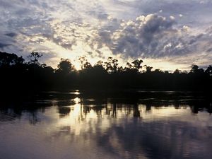 Vista del atardecer desde el río en la Amazonia