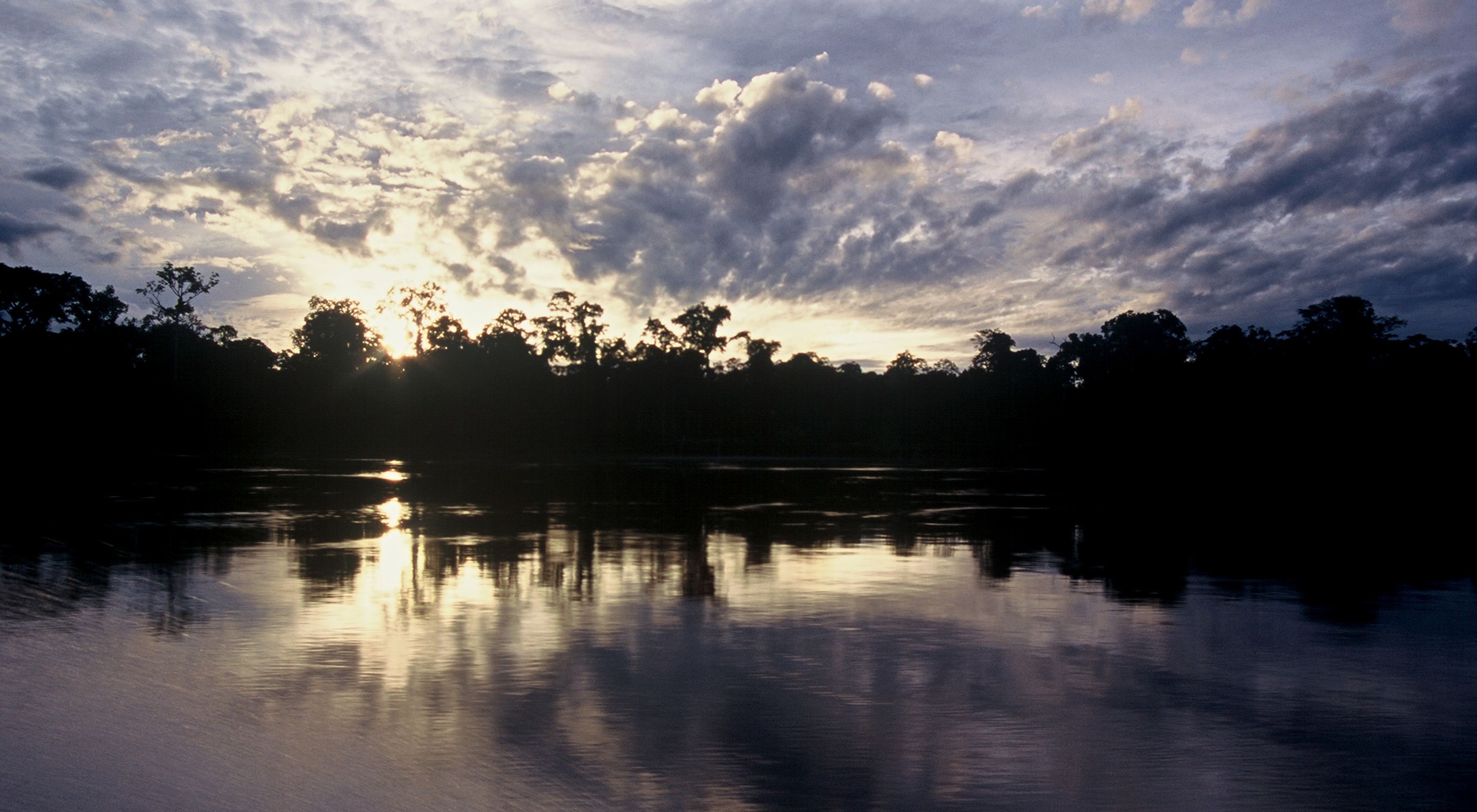 Vista del atardecer desde el río en la Amazonía