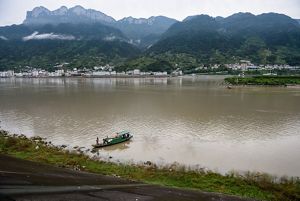 On the Shore of the Yangtze River