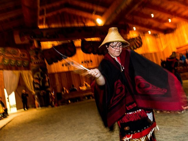 Una mujer de las Primeras Naciones baila en un centro cultural en Klemtu, Canadá