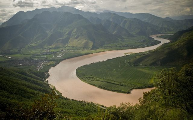 Bends in the upper Yangtze River (Chang Jiang), Yunnan Province, southwestern China.