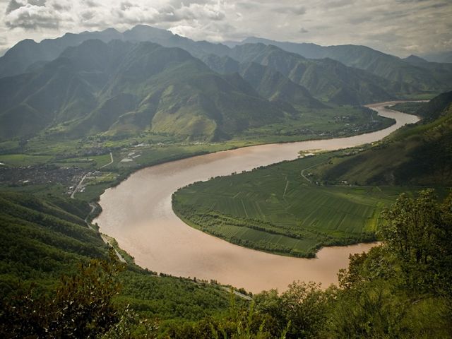 Bends in the upper Yangtze River (Chang Jiang), Yunnan Province, southwestern China.