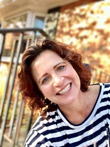 Suzanna Turanyi headshot.