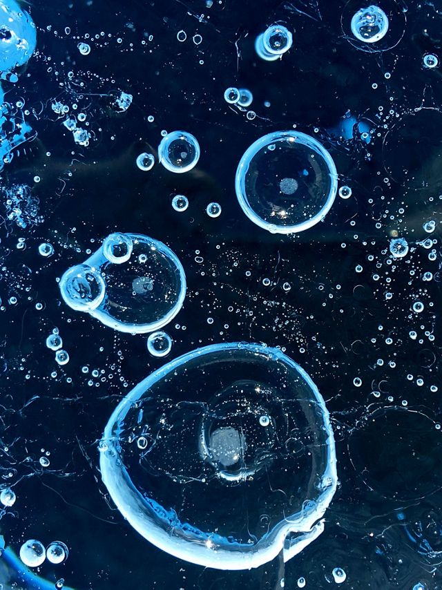 Burbujas de aire congelado en la capa superior de hielo de un glaciar.