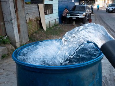 Distribución de agua en contenedores