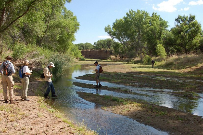 Foto de investigadores en el río San Pedro mapeando el caudal del río para entender mejor la distribución de las aguas subterráneas.