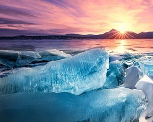 Sol bajo en el cielo sobre un lago congelado en Canadá.