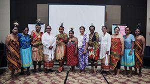 Pertukaran budaya perempuan segitiga terumbu karang