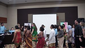 Pertukaran budaya perempuan segitiga terumbu karang