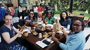 Membuat jamu merupakan salah satu kegiatan mama-mama saat REX 