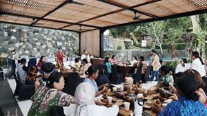 Membuat jamu merupakan salah satu kegiatan mama-mama saat REX 