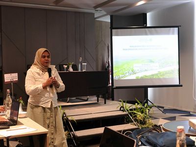 Manajer Senior Karbon Kehutanan dan Perubahan Iklim YKAN Nisa Novita memaparkan hasil penelitian pada acara Diseminasi Hasil Pengukuran Gas Rumah Kaca (GRK) pada Lahan Basah di Kalimantan Timur.