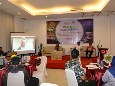 Pemaparan salah satu penalis Dialog Kebijakan "Menilik Kebijakan Pelibatan Kelompok Masyarakat dalam Pengelolaan Lahan Basah" di Samarinda, 7 Maret 2024.