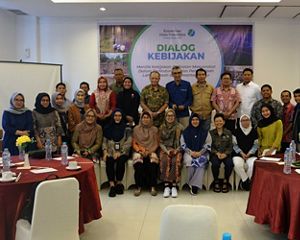 Foto bersama Dialog Kebijakan "Menilik Kebijakan Pelibatan Kelompok Masyarakat dalam Pengelolaan Lahan Basah di Samarinda", 7 Maret 2024.