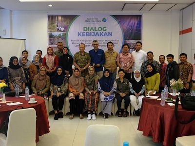 Foto bersama Dialog Kebijakan "Menilik Kebijakan Pelibatan Kelompok Masyarakat dalam Pengelolaan Lahan Basah di Samarinda", 7 Maret 2024.