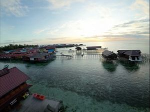 Pemukiman di pesisir perairan Derawan