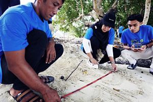 Pelatihan kepada masyarakat untuk memonitor penyu 