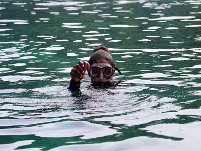 Anggota Kelompok Sasi Perempuan Waifuna, Yolanda Kacili, menunjukkan teripang hasil molo di Buka Sasi Kampung Kapatcol, Distrik Misool Barat, Kabupaten Raja Ampat, Provinsi Papua Barat Daya, Senin, 25 Maret 2024.