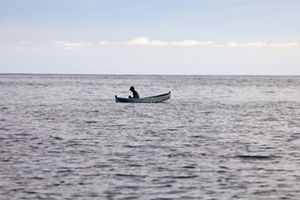 Nelayan TNS sedang melaut