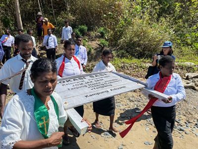 Pemotongan papan sasi tanda buka sasi dimulai.