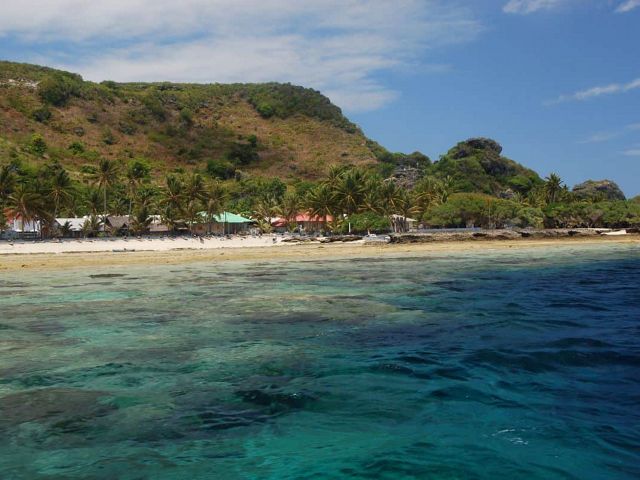 Pantai desa Welora di Pulau Dawera.