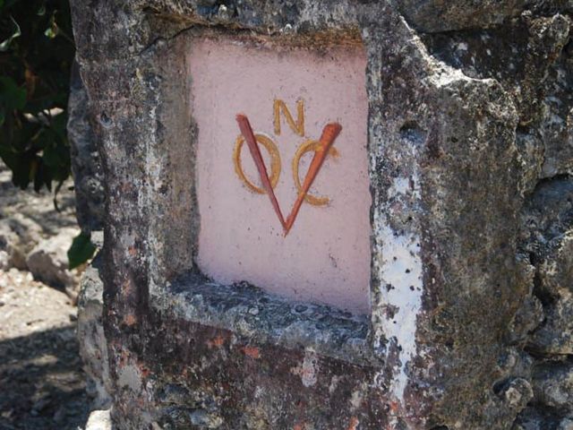 The villagers painted the VOC (Vereenigde Oostindische Compagnie, Dutch East India Compagnie) logo, so the colors are not original, but according to the villagers the marker itself is authentic.