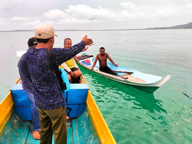 Proses pengawasan dan monitoring yang dilakukan bersama SPTN Wilayah II Kaledupa, personil SPTN sedang memberikan pengarahan dan penjelasan pada nelayan