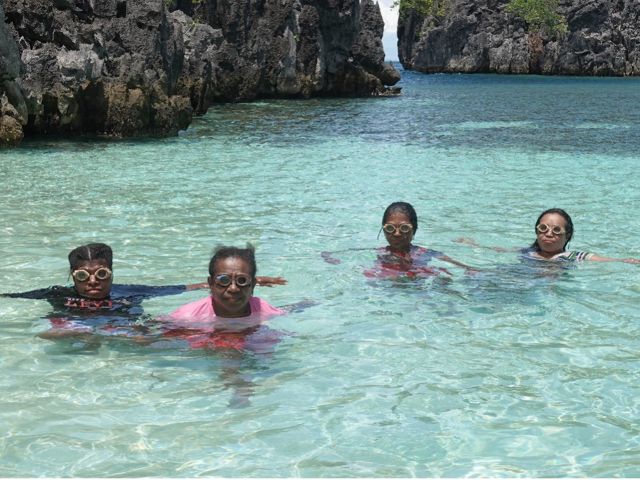 Several Waifuna Women's Group members prepare to dive.