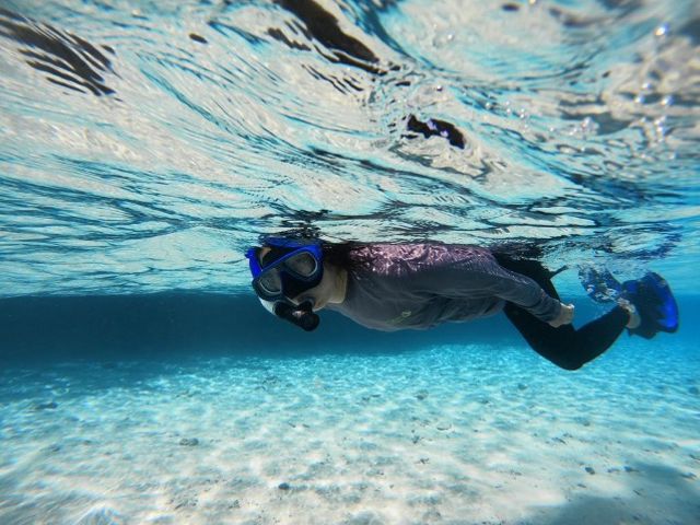 Menikmati indahnya alam bawah air di Kampung Kapatcol dengan snorkeling.
