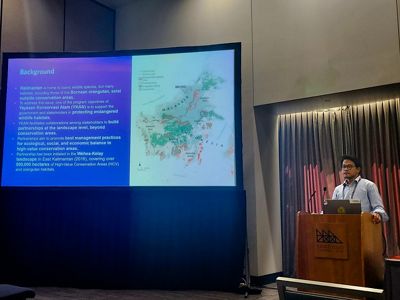 Ghufran Zulqisthi, Koordinator SIG YKAN, sedang mempresentasikan “Defining Area for Collaborative Landscape Management in Kalimantan, Indonesia”  pada Rabu, 12 Juli 2023.