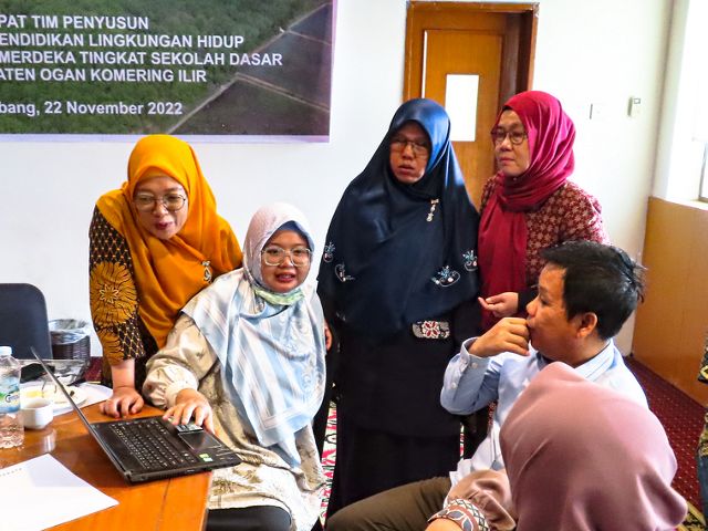 Pembekalan oleh Widyaiswara Badan Penjaminan Mutu Pendidikan (BPMP) Provinsi Sumatera Selatan, Ullya, kepada Tim Penyusun Modul P5 tentang ekosistem mangrove di pesisir OKI (22/2/23).