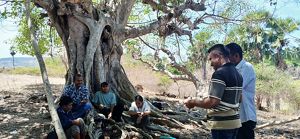 Konsultasi bersama masyarakat di Sabu Raijua terkait pengembangan apotik hidup.