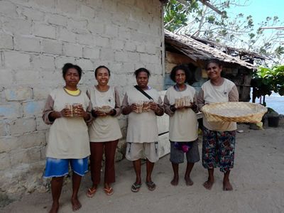 Para perempuan kelompok Ilen memproduksi berbagai olahan dari sagu.