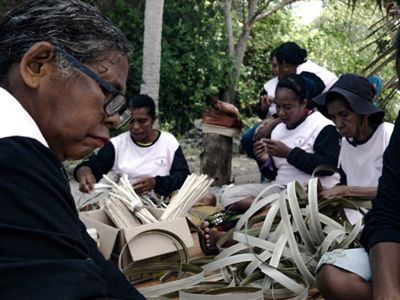 Kelompok Wan Sedang Membuat Kerajinan Tangan.