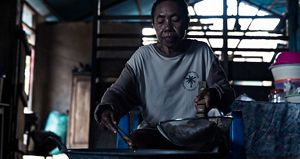 Salah satu anggota kelompok Ilen sedang membuat olahan sagu.