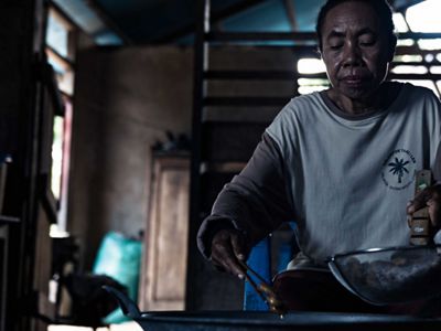 Salah satu anggota kelompok Ilen sedang membuat olahan sagu.