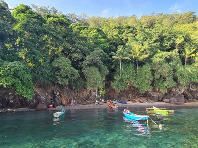 Salah satu pantai di Pulau Serua, dengan perahu nelayan.