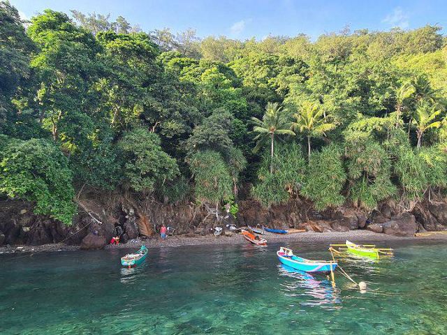 One of the beaches of Serua Island, with fishing canoes.