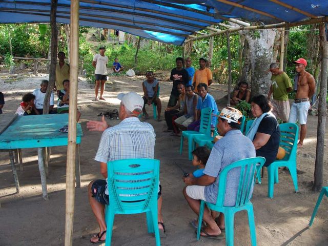Negosiasi kesepakatan konservasi terumbu karang di depan rumah Kepala Dusun Desa Jerili, Pulau Serua.