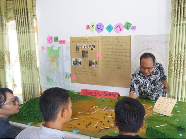 Sekretaris Desa Gunung Sari (Bpk Darwis) menjelaskan Peta 3D kepada warga yang mengikuti pelatihan di Kecamatan Segah (Maret 2018).