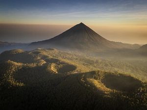 Gunung Inerie menjadi sumber kehidupan bagi masyarakat Ngada dengaan tanahnya yang subur.