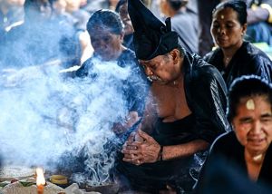 Ritual Andinginging bagi masyarakat adat Kajang, dari hutan yang mereka jaga, dari hidup yang mereka sederhanakan, lahirlah ajaran tentang bagaimana manusia seharusnya berpihak pada alam.
