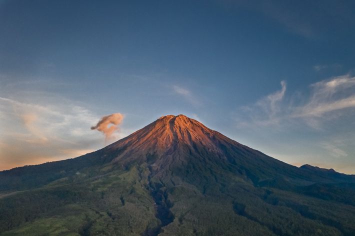 Keindahan Gunung Semeru, gunung tertinggi di Pulau Jawa.