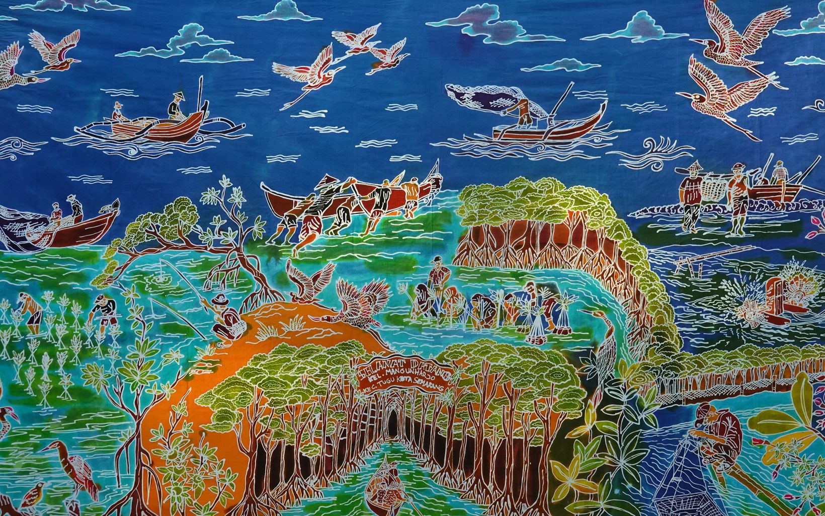 Seribu Kisah dalam Batik  Motif batik dengan tema  kehidupan masyarakat pesisir dan ekosistem mangrove karya pembatik di Kelurahan Mangunharjo. © Nugroho Arif Prabowo/YKAN