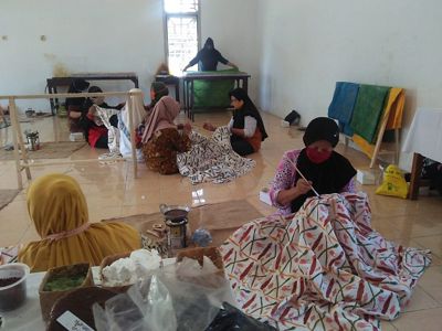 A mangrove pattern batik creation training with natural and synthetic colorings. This activity was one of the Communities Inspiring Actions for Change (SIGAP) activities set under the MERA program framework.